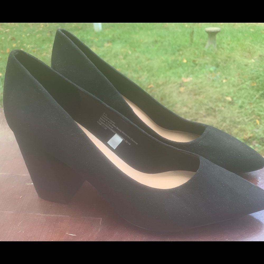 Blk narrow toe faux suede pump. Fit more like 9M.  Worn once.